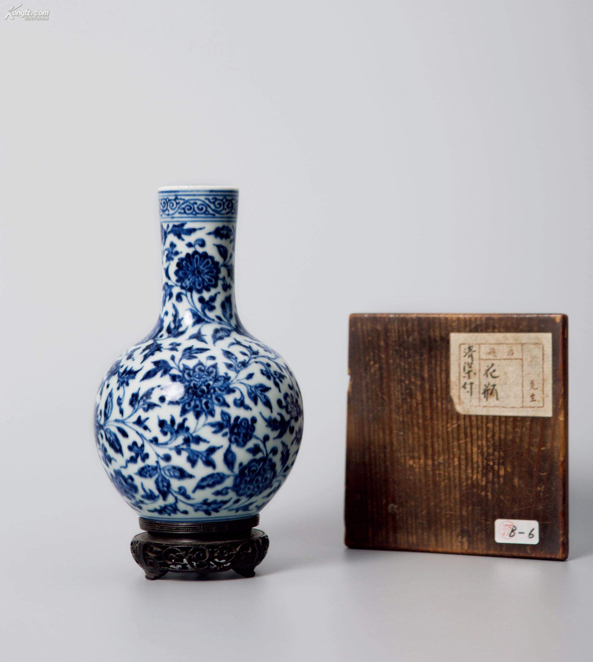 清雍正青花缠枝莲小天球瓶