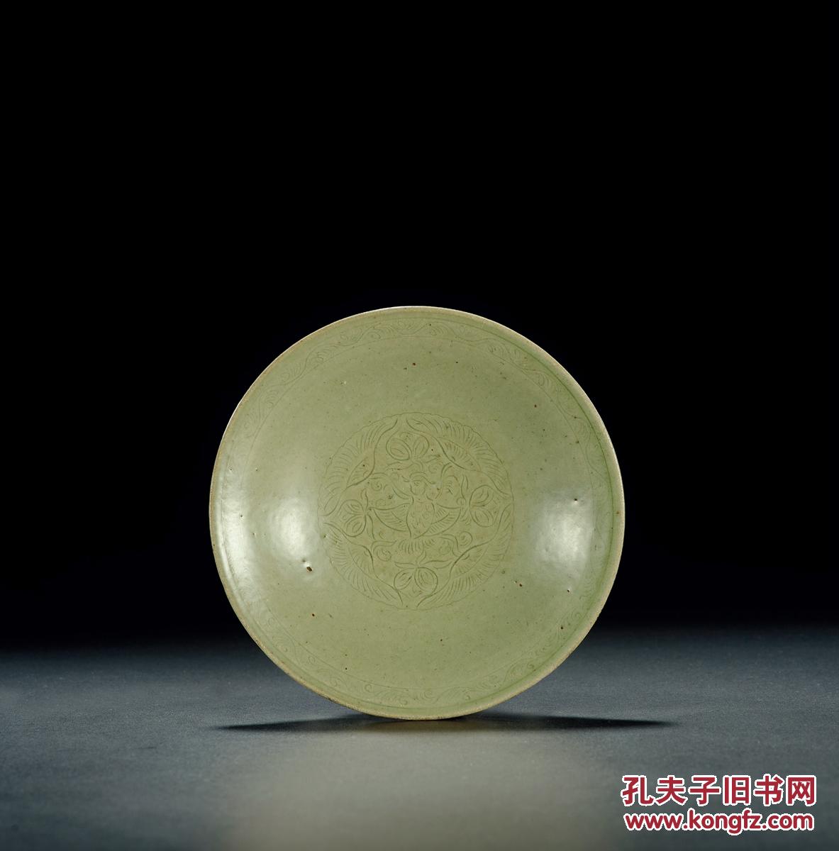 北宋越窑刻划花莲池鸳鸯纹盘